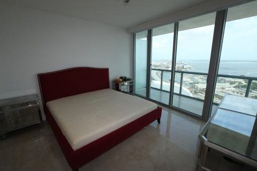 Dormitorio con vista de la costa