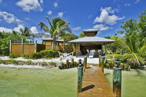 Waterfront tiki bar y área de descanso