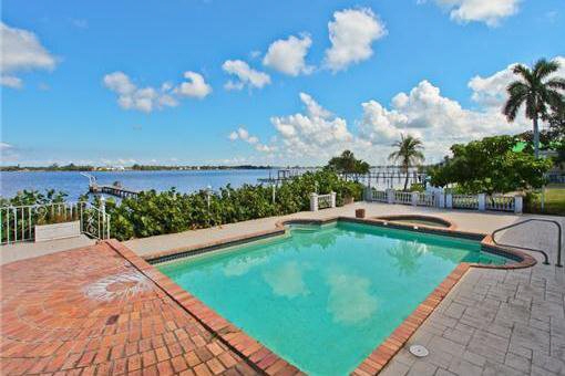 Piscina con vista al río Manatee