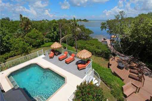 Piscina y acceso al mar