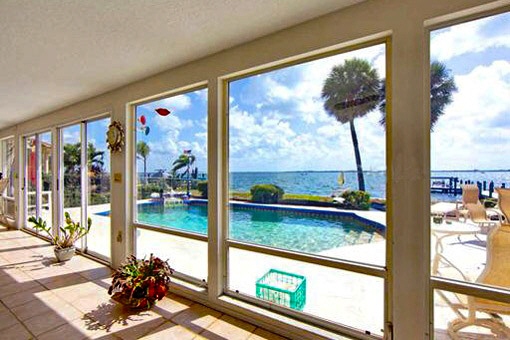 Gran ventanas con vistas a la piscina y a la bahía