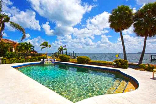 Hermosa piscina con vista a la bahía