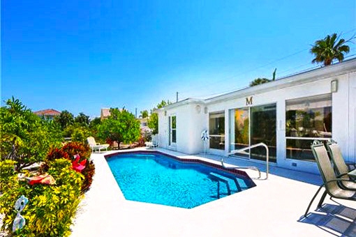 Hermosa piscina con la terraza