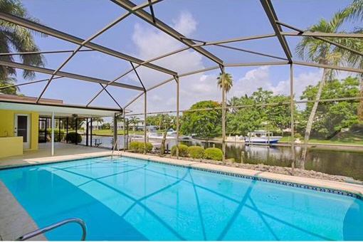 Terraza inmensa con piscina en Fort Myers