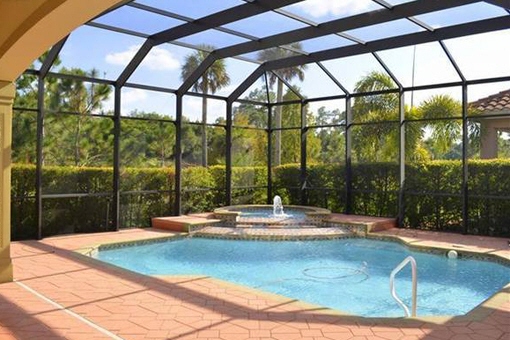 Piscina amplia con fuente en Fort Myers