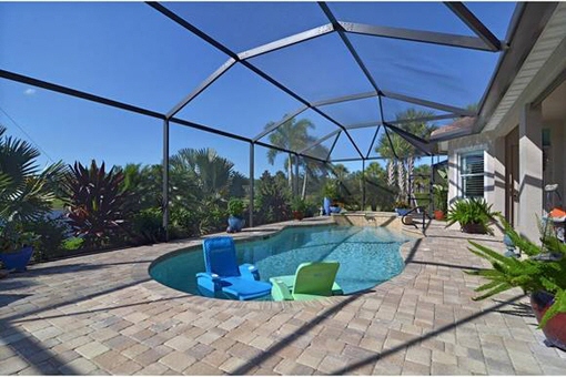 Terraza amplia con piscina en Fort Myers
