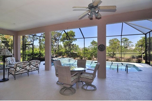 Terraza espaciosa con piscina en Fort Myers