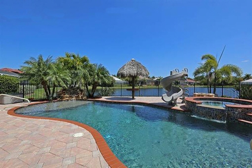 Piscina estupenda con tobogán en Fort Myers