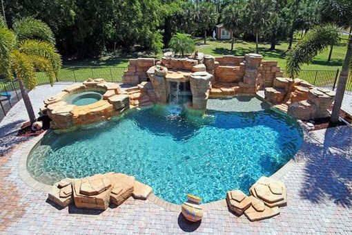 Piscina cautivadora en la terraza